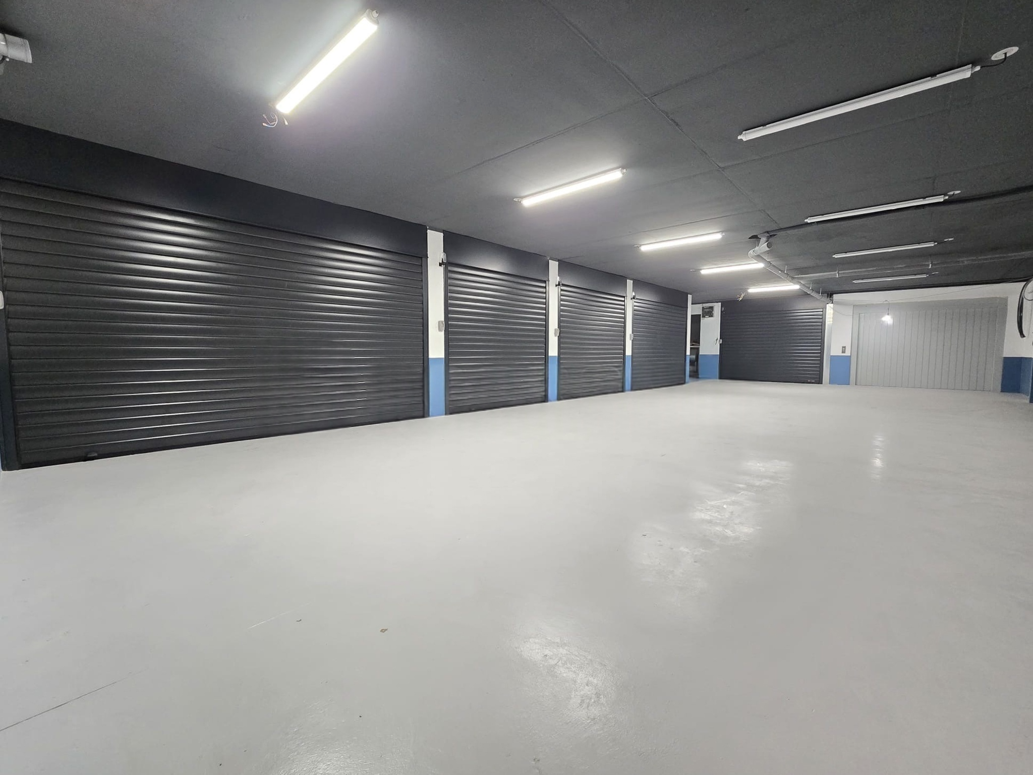 Boxes de parking avec portes enroulables