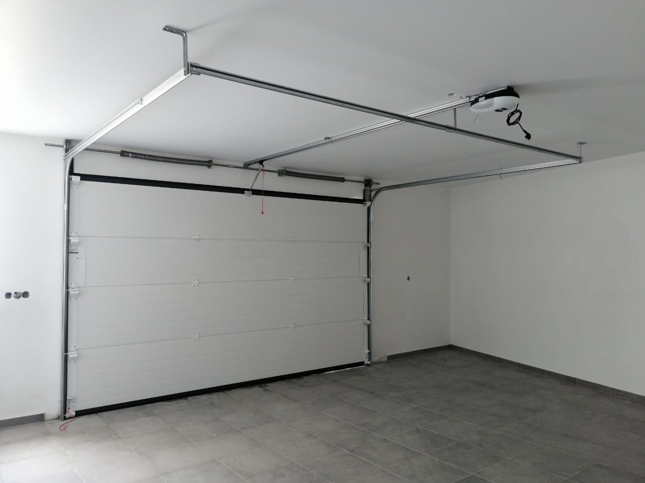 Porte sectionnelle motorisée vue de l'intérieur