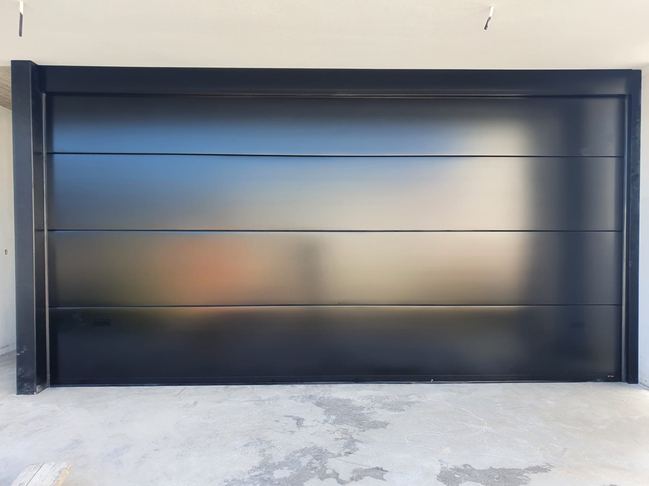 Porte sectionnelle noire design