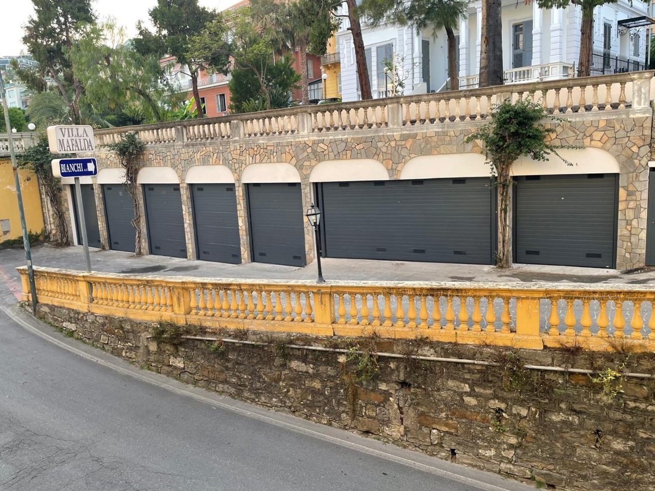 Villa avec deux portes de garage sectionnelles